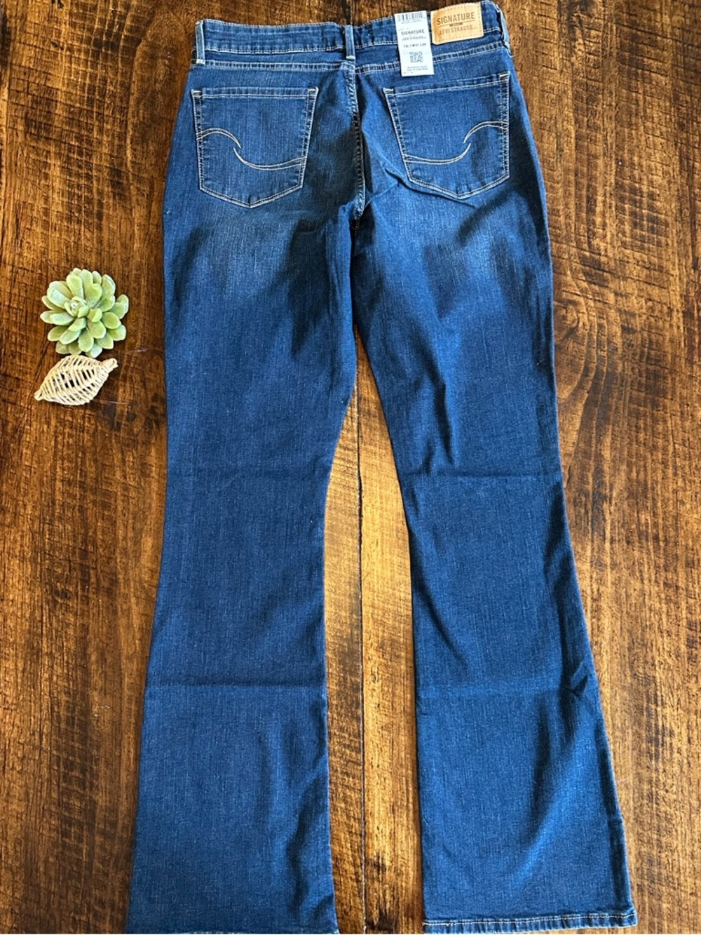 NWT Signature by Levi Strauss & Co. Totally Shaping Bootcut Jeans, Size 12L - Picture 2 of 9